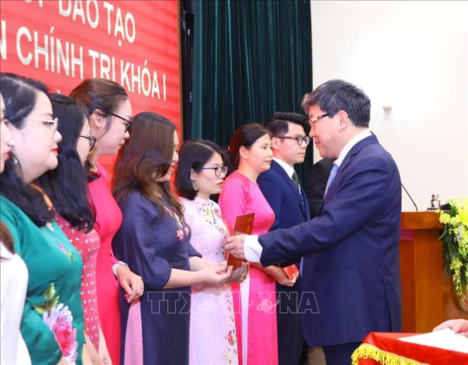 PGS, TS Nguyễn Duy Bắc, Phó Giám đốc Thường trực Học viện Chính trị quốc gia Hồ Chí Minh trao Bằng tốt nghiệp cho các học viên. Ảnh: Văn Điệp - TTXVN