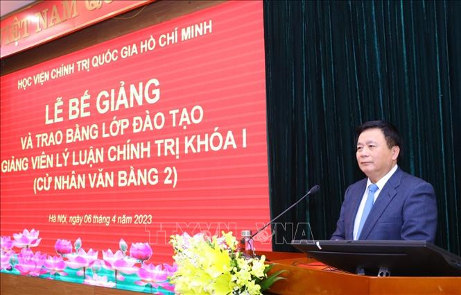 GS,TS Nguyễn Xuân Thắng, Ủy viên Bộ Chính trị, Giám đốc Học viện, Chủ tịch Hội đồng Lý luận Trung ương phát biểu bế giảng. Ảnh: Văn Điệp - TTXVN