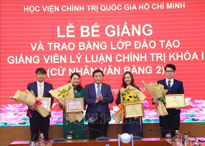 GS,TS Nguyễn Xuân Thắng, Ủy viên Bộ Chính trị, Giám đốc Học viện, Chủ tịch Hội đồng Lý luận Trung ương trao Giấy khen cho các học viên xuất sắc. Ảnh: Văn Điệp - TTXVN