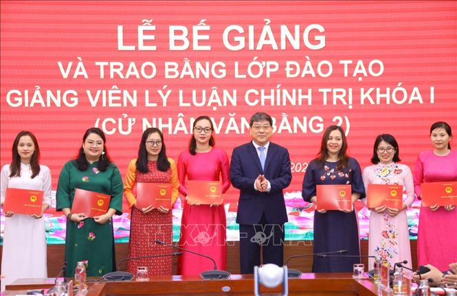 PGS, TS Nguyễn Duy Bắc, Phó Giám đốc Thường trực Học viện Chính trị quốc gia Hồ Chí Minh trao Bằng tốt nghiệp cho các học viên. Ảnh: Văn Điệp - TTXVN