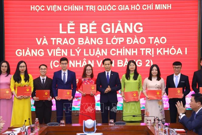 PGS, TS Hoàng Phúc Lâm, Phó Giám Học viện Chính trị quốc gia Hồ Chí Minh trao Bằng tốt nghiệp cho các học viên. Ảnh: Văn Điệp - TTXVN