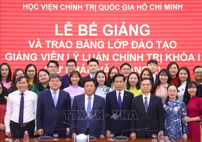 Ban Lãnh đạo Học viện Chính trị quốc gia Hồ Chí Minh với các học viên. Ảnh: Văn Điệp - TTXVN