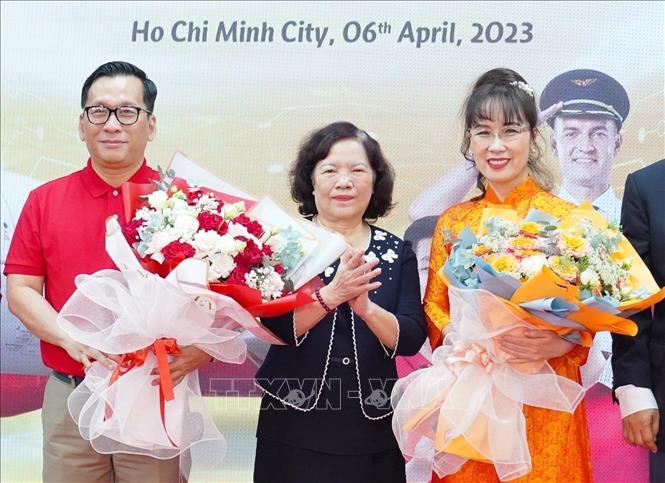 Tân Chủ tịch HĐQT Nguyễn Thị Phương Thảo (ngoài cùng bên phải) và Tân Tổng giám đốc Vietjet Đinh Việt Phương (ngoài cùng bên trái). Ảnh: TTXVN phát
