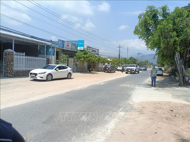 Đường Trần Hưng Đao, xã Cam An Bắc trở lại cảnh bình yên, ít xe ô tô hơn những ngày trước. Ảnh: Đặng Tuấn - TTXVN 