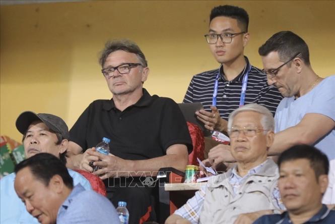 HLV trưởng đội tuyển Việt Nam Philippe Troussier dự khán. Ảnh: Minh Quyết - TTXVN