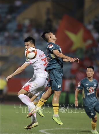 Pha tranh cướp bóng của của cầu thủ Dương Văn Hào (số 39, Viettel) và hậu vệ bên phía HAGL. Ảnh: Minh Quyết - TTXVN