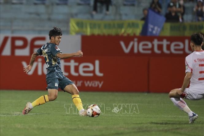 Cầu thủ Quốc Việt (số 19, HAGL) ghi bàn thắng nâng tỷ số lên 3-1 cho CLB HAGL. Ảnh: Minh Quyết - TTXVN