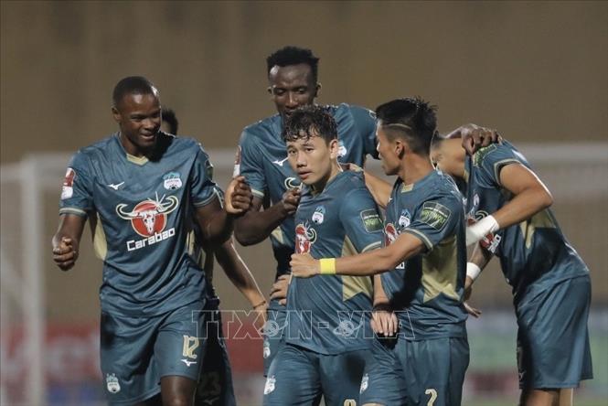 Các cầu thủ HAGL ăn mừng sau tình huống sút phạt đẹp mắt của cầu thủ Minh Vương (số 8) nâng tỷ số lên 2-1. Ảnh: Minh Quyết - TTXVN