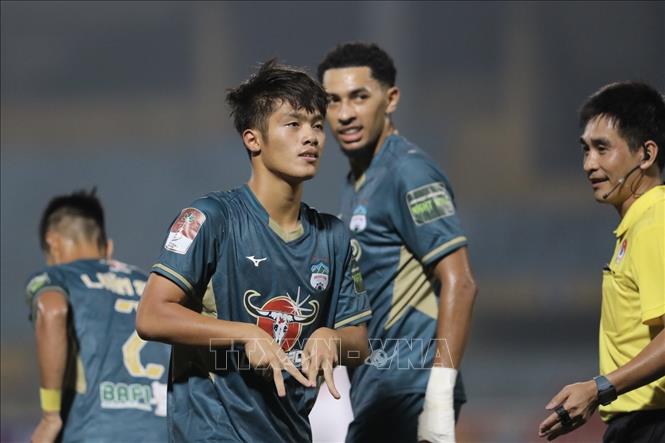 Cầu thủ Quốc Việt (số 19, HAGL) ghi bàn thắng nâng tỷ số lên 3-1 cho CLB HAGL. Ảnh: Minh Quyết - TTXVN