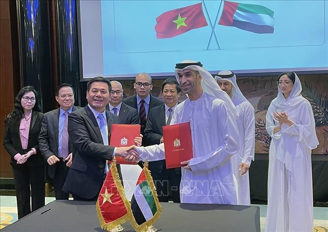 The two ministers sign the announcement. Photo by courtesy/VNA