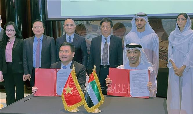 The two ministers sign the announcement. Photo by courtesy/VNA