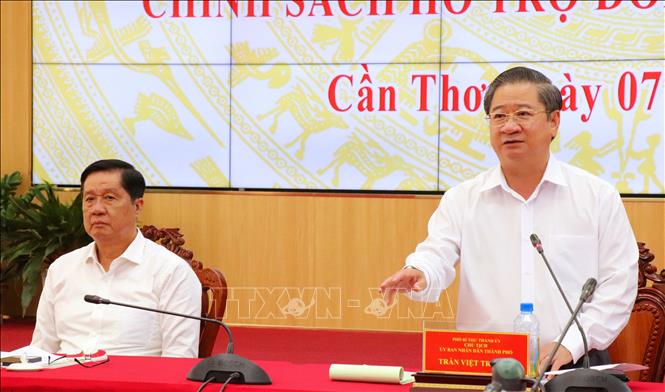 Trong ảnh: Ông Trần Việt Trường, Chủ tịch UBND thành phố Cần Thơ, đề nghị các sở, ngành có liên quan tìm nguyên nhân doanh nghiệp không tham gia Nghị quyết 07/2018/NQ-HĐND. Ảnh: Thu Hiền - TTXVN