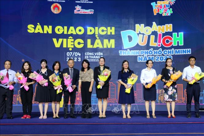 Trong ảnh: Đại diện Ban tổ chức tặng hoa các đơn vị tham gia Sàn giao dịch việc làm ngành du lịch Thành phố Hồ Chí Minh. Ảnh: Thanh Vũ - TTXVN

