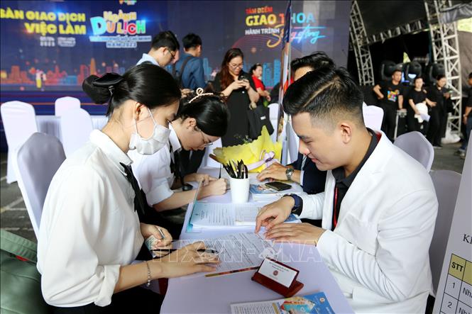 Trong ảnh: Đông đảo sinh viên chuyên ngành du lịch và người lao động tìm kiếm việc làm tại sàn giao dịch việc làm ngành du lịch Thành phố Hồ Chí Minh. Ảnh: Thanh Vũ - TTXVN
