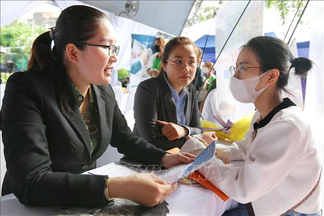 Trong ảnh: Nhà tuyển dụng trao đổi với các ứng viên tới Sàn giao dịch việc làm. Ảnh: Thanh Vũ-TTXVN