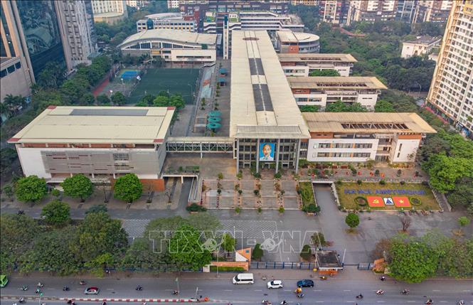 Vào những ngày tháng ác liệt nhất năm 1972, khi B52 dội bom hòng hủy diệt Hà Nội, nhân dân thủ đô Amsterdam (Hà Lan) đã vô cùng lo lắng và mong muốn làm một điều gì đó cho Hà Nội nói riêng và Việt Nam nói chung. Ngài thị trưởng, tiến sĩ Samkaden đã hăng hái vận động nhân dân Amsterdam quyên góp để xây cho Hà Nội một ngôi trường cấp III đàng hoàng, to đẹp sau ngày chiến thắng. Kết quả của nghĩa cử đó là trường THPT mang tên Hà Nội - Amsterdam ra đời. Ảnh: Thanh Tùng - TTXVN  