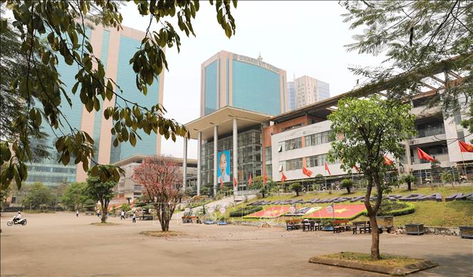 Như một cỗ máy hiện đại đã được chuyển động, nhà trường mạnh mẽ băng mình về phía trước với khí thế “Thầy thi đua dạy tốt, trò thi đua học giỏi”… Ảnh: Thanh Tùng - TTXVN            