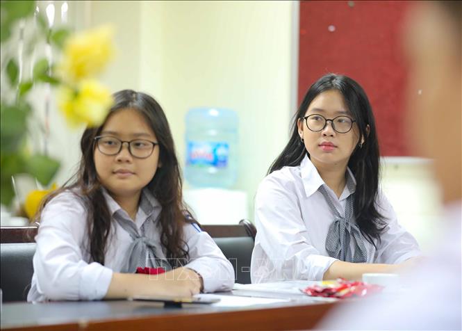 Nguyễn Mai Trang và Lê Thị Thu Ngân là hai đoàn viên ưu tú, đang học lớp 12, mới được kết nạp Đảng trong dịp 26/3/2023. Ảnh: Thanh Tùng - TTXVN 