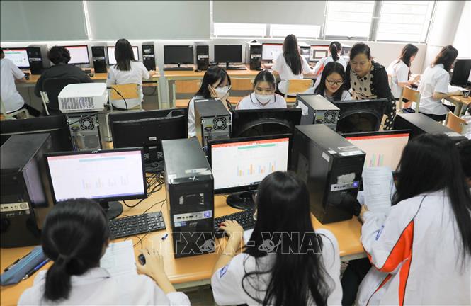 Ra đời và phát triển trong thời kỳ đất nước đổi mới, gần 40 năm qua, trường THPT chuyên Hà Nội- Amsterdam đã tạo được cho mình một hướng đi đúng, một khí thế phát triển mạnh mẽ để tiến vào thế kỷ XXI, xứng đáng là Trường THPT chuyên trọng điểm quốc gia, ngang tầm quốc tế. Ảnh: Thanh Tùng - TTXVN  