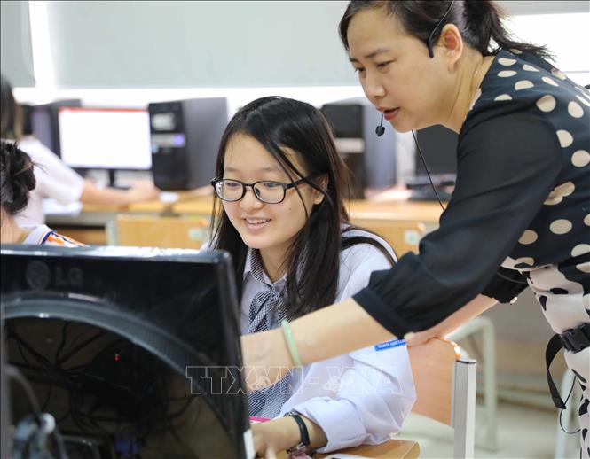 Trường có nhiều thầy cô giáo là Nhà giáo ưu tú, với phần lớn cán bộ - giáo viên được kết nạp Đảng, nhiều thầy cô giáo là tác giả của hàng chục đầu sách, hàng trăm đề tài sáng kiến kinh nghiệm được đánh giá cao, đã tham gia giảng dạy trên đài THVN được học sinh cả nước mến mộ. Ảnh: Thanh Tùng - TTXVN 