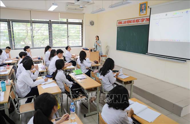 Trường có nhiều thầy cô giáo là Nhà giáo ưu tú, với phần lớn cán bộ - giáo viên được kết nạp Đảng, nhiều thầy cô giáo là tác giả của hàng chục đầu sách, hàng trăm đề tài sáng kiến kinh nghiệm được đánh giá cao, đã tham gia giảng dạy trên đài THVN được học sinh cả nước mến mộ. Ảnh: Thanh Tùng - TTXVN 