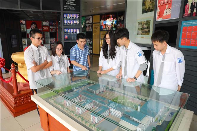 Nhiều cựu học sinh của trường đến nay đã trở thành những giáo sư, tiến sĩ, những nhà quản lý kinh tế, những nhà hoạt động xã hội … đang đem tài - đức của mình đóng góp cho sự phát triển của thủ đô và đất nước. Ảnh: Thanh Tùng - TTXVN 