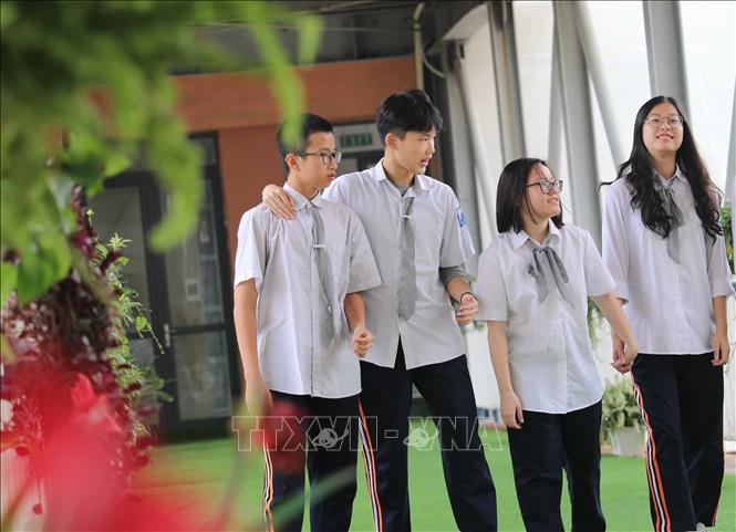 Nhà trường phấn đấu trở thành trung tâm đào tạo nhân tài của Thủ đô và cả nước; là nơi phát hiện những học sinh có tư chất thông minh, có năng khiếu để đào tạo bồi dưỡng thành những công dân Việt Nam có lòng yêu nước, có tinh thần tự hào, tự tôn dân tộc, có tài năng, đức độ, có tư duy khoa học, biết tự học, tự nghiên cứu và sáng tạo, đáp ứng yêu cầu phát triển đất nước trong thời kỳ công nghiệp hóa, hiện đại hóa. Ảnh: Thanh Tùng - TTXVN 