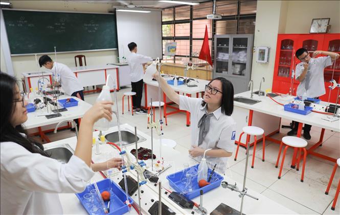 Trường thường xuyên trao đổi học tâp với các trường chuyên trong nước và thiết lập mối quan hệ quốc tế với nhiều trường Trung học và Đại học trong khu vực và trên thế giới. Ảnh: Thanh Tùng - TTXVN 