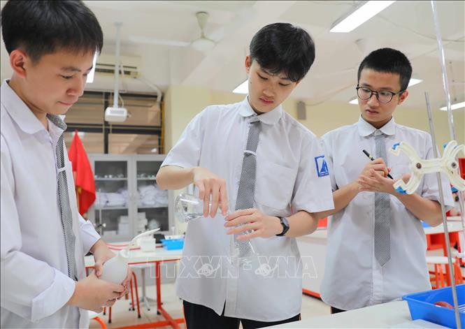 Ra đời và phát triển trong thời kỳ đất nước đổi mới, gần 40 năm qua, trường THPT chuyên Hà Nội- Amsterdam đã tạo được cho mình một hướng đi đúng, một khí thế phát triển mạnh mẽ để tiến vào thế kỷ XXI, xứng đáng là Trường THPT chuyên trọng điểm quốc gia, ngang tầm quốc tế. Ảnh: Thanh Tùng - TTXVN  