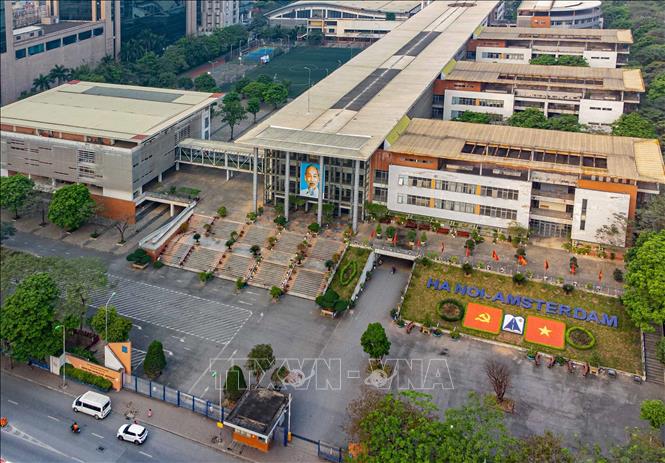 Những năm học sau, do nhu cầu phát triển, trường mở thêm khối chuyên Pháp, chuyên Tin, khối cấp II và hoàn thiện khối THPT. Giáo viên, ngoài những thầy cô dạy ở những khối chuyên của các trường trên chuyển về, Sở Giáo dục & Đào tạo còn điều thêm những thầy cô giáo ưu tú ở các trường khác đến. Ảnh: Thanh Tùng - TTXVN            