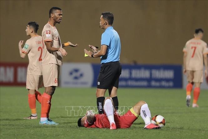 Trọng tài rút thẻ vàng cảnh cáo cầu thủ Rodrigues Gustavo (số 68, CAHN). Ảnh: Minh Quyết - TTXVN