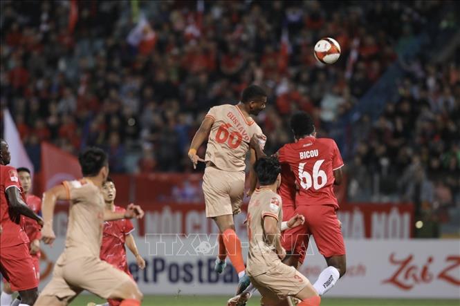 Pha bật cao dứt điểm bằng đầu của cầu thủ Rodrigues Gustavo (số 68, CAHN). Ảnh: Minh Quyết - TTXVN