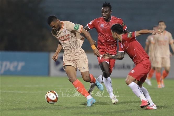 Pha đi bóng dũng mãnh bên hành lang cánh phải của cầu thủ Rodrigues Gustavo (số 68, CAHN). Ảnh: Minh Quyết - TTXVN