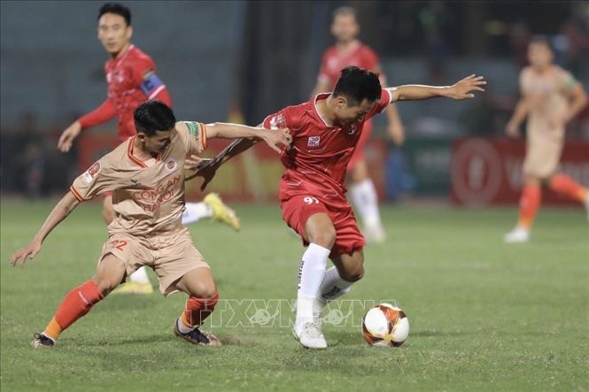 Pha tranh cướp bóng giữa cầu thủ Trần Văn Trung (số 22, CAHN) và cầu thủ Triệu Việt Hưng (số 97, Hải Phòng). Ảnh: Minh Quyết - TTXVN