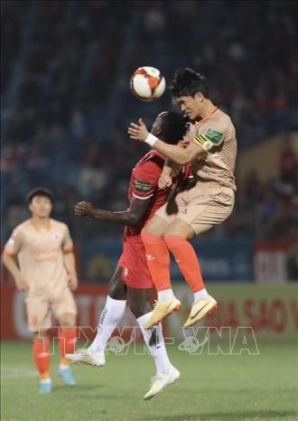 Tình huống bật cao đánh đầu phá bóng của đội trưởng Tấn Sinh (số 3, CAHN). Ảnh: Minh Quyết - TTXVN