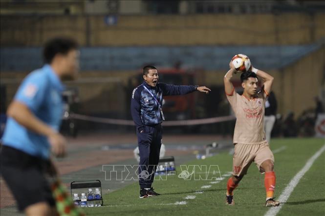 HLV trưởng CLB Hải Phòng Chu Đình Nghiêm hr đạo học trò bên đường biên dọc. Ảnh: Minh Quyết - TTXVN