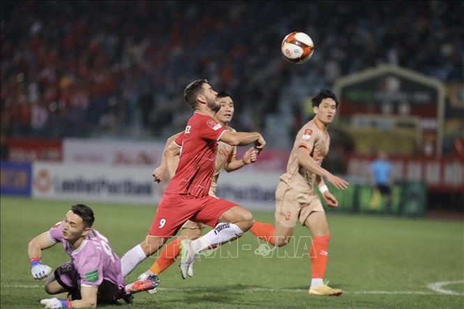 Tình huống áp sát khung thành của tiền đạo Fernandez (số 9, Hải Phòng). Ảnh: Minh Quyết - TTXVN
