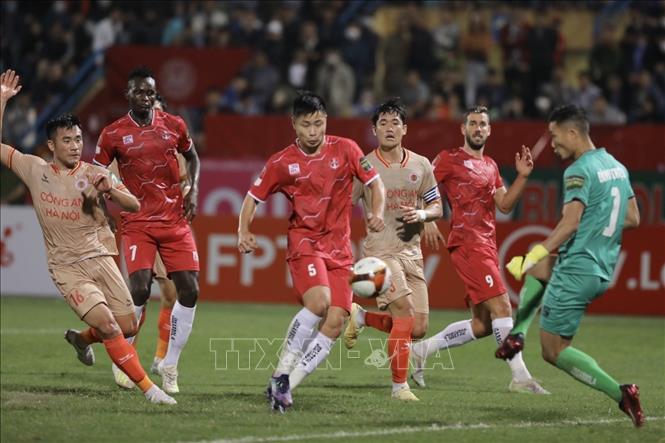 Tình huống bóng lộn xộn trước khung thành của thủ môn Đình Triệu (số 1, Hải Phòng). Ảnh: Minh Quyết - TTXVN