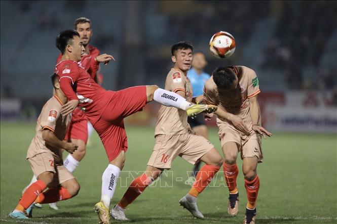 Tình huống vào bóng cao chân của đội trưởng Hải Huy (số 14, Hải Phòng). Ảnh: Minh Quyết - TTXVN