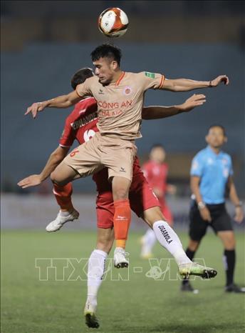 Pha tranh cướp bóng quyết liệt giữa cầu thủ hai đội. Ảnh: Minh Quyết - TTXVN