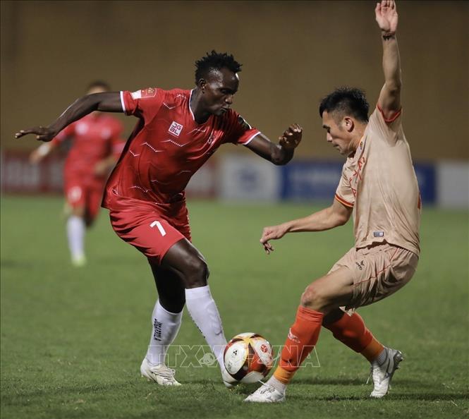 Pha tranh cướp bóng của cầu thủ Joseph (số 7, Hải Phòng) và cầu thủ bên phía CAHN. Ảnh: Minh Quyết - TTXVN
