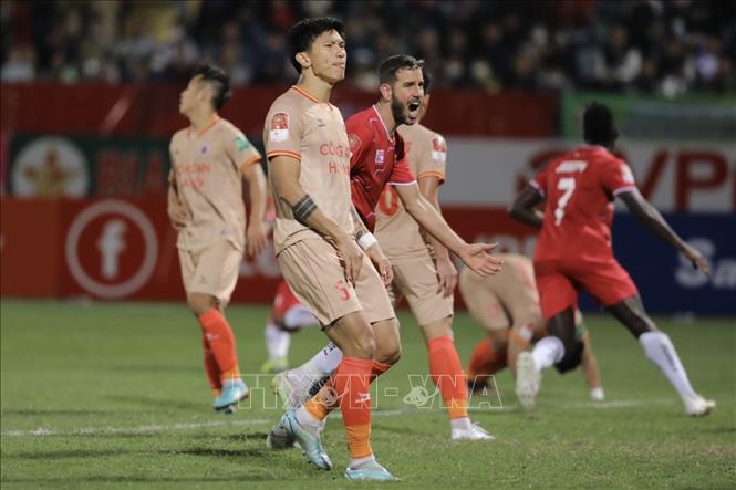 Các cầu thủ Hải Phòng ăn mừng bàn thắng cân bằng tỷ số 1-1 của cầu thủ Hồ Minh Dĩ (số 11). Ảnh: Minh Quyết - TTXVN