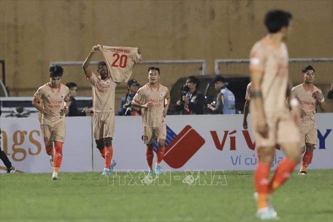 Các cầu thủ CAHN ăn mừng bàn thắng mở tỷ số của  cầu thủ Rodrigues Gustavo (số 68, CAHN). Ảnh: Minh Quyết - TTXVN