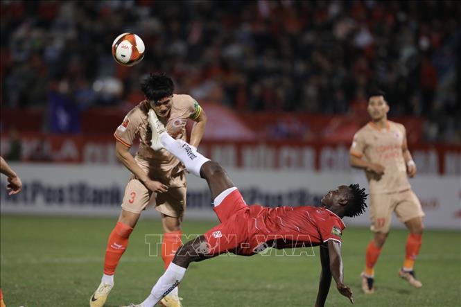 Pha móc bóng nguy hiểm của cầu thủ Joseph (số 7, Hải Phòng). Ảnh: Minh Quyết - TTXVN