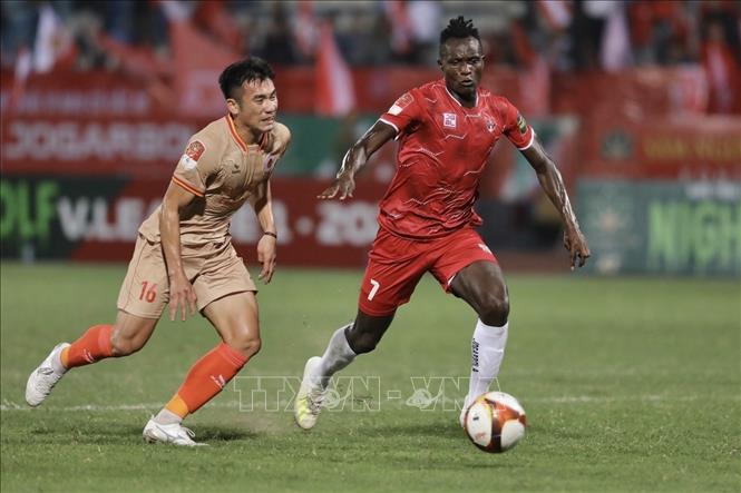 Pha tranh cướp bóng của cầu thủ Joseph (số 7, Hải Phòng) và cầu thủ Bùi Tiến Dụng (số 16, CAHN). Ảnh: Minh Quyết - TTXVN