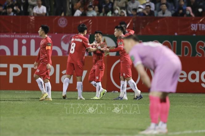 Các cầu thủ Hải Phòng ăn mừng bàn thắng cân bằng tỷ số 1-1 của cầu thủ Hồ Minh Dĩ (số 11). Ảnh: Minh Quyết - TTXVN