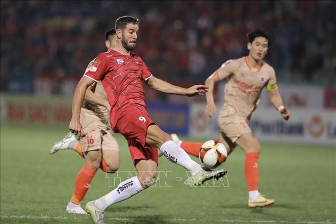 Tình huống khống chế bóng đẹp mắt của tiền đạo Fernandez (số 9, Hải Phòng). Ảnh: Minh Quyết - TTXVN
