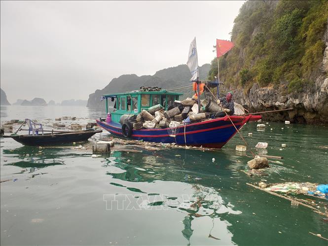 Trong ảnh: Các phương tiện chất đầy phao xốp và rác thải. Ảnh: Thanh Vân-TTXVN