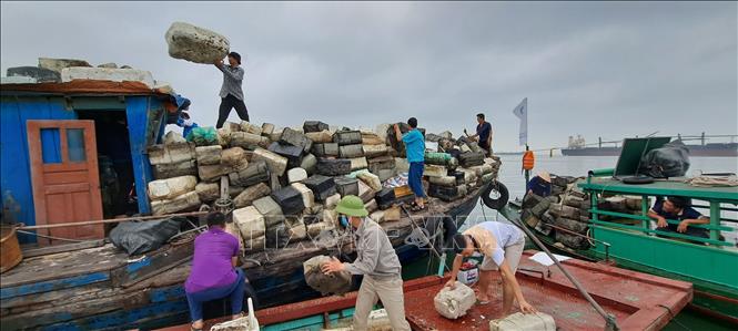 Trong ảnh: Phao xốp, rác thải chất thành ngọn, kín các tàu. Ảnh: Thanh Vân-TTXVN