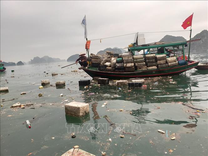 Trong ảnh: Mặt biển bị rác thải bủa vây, mất mỹ quan, gây ô nhiễm môi trường. Ảnh: Thanh Vân-TTXVN